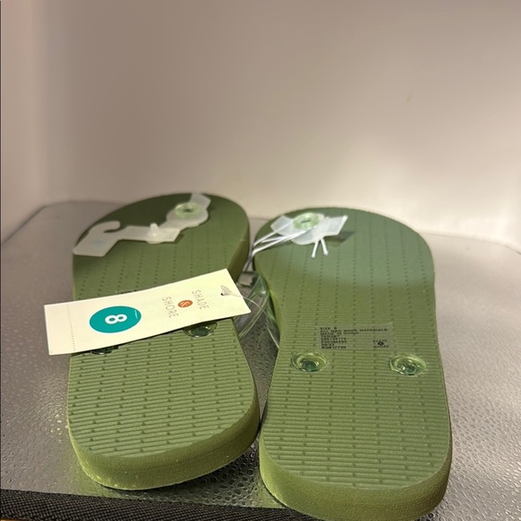 Shade & Shore Green Sandals with Y-Shaped Strap - Picture 4 of 6